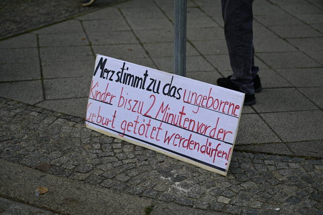 The traditional Monday demonstration in Görlitz, held today under the slogan 1,000 for Görlitz: Together, Peacefully, Visibly, with the stated goal of reaching the milestone of 1,000 participants at Postplatz. Background: The weekly Monday demonstrations in Görlitz are held under slogans call Copyright: xMatthiasxWehnertx