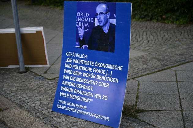 The traditional Monday demonstration in Görlitz, held today under the slogan 1,000 for Görlitz: Together, Peacefully, Visibly, with the stated goal of reaching the milestone of 1,000 participants at Postplatz. Background: The weekly Monday demonstrations in Görlitz are held under slogans call Copyright: xMatthiasxWehnertx