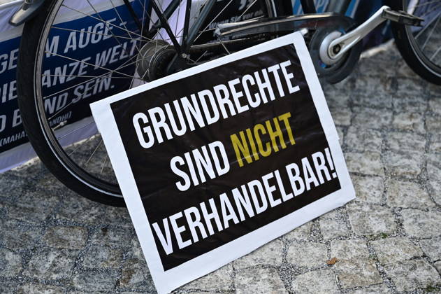 The traditional Monday demonstration in Görlitz, held today under the slogan 1,000 for Görlitz: Together, Peacefully, Visibly, with the stated goal of reaching the milestone of 1,000 participants at Postplatz. Background: The weekly Monday demonstrations in Görlitz are held under slogans call Copyright: xMatthiasxWehnertx