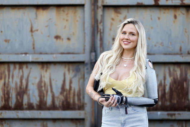 Influencer Gina Rühl, the one-armed princess, on the Green Carpet at the premiere of the JOYN series *Surviving Amazonas* at the Cologne Boat House, Cologne, September 7, 2026, North Rhine-Westphalia, Germany Copyright: xChristophxHardtx