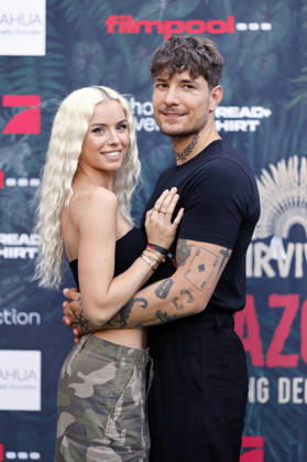 Influencer Kim Schiele, her sister Kim, and her partner, fitness influencer Willi Banner (Willi Willwohl), on the green carpet at the premiere of the JOYN series *Surviving Amazonas* at the Bootshaus in Cologne, Cologne, September 7, 2026, North Rhine-Westphalia, Germany Copyright: xChristophxHardtx