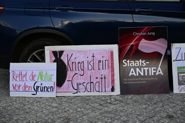 The traditional Monday demonstration in Görlitz, held today under the slogan 1,000 for Görlitz: Together, Peacefully, Visibly, with the stated goal of reaching the milestone of 1,000 participants at Postplatz. Background: The weekly Monday demonstrations in Görlitz are held under slogans call Copyright: xMatthiasxWehnertx