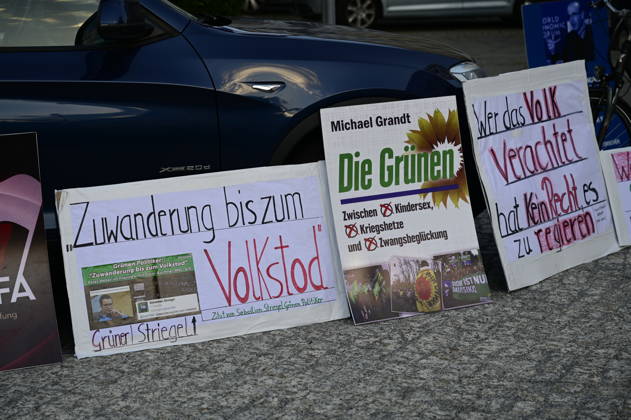 The traditional Monday demonstration in Görlitz, held today under the slogan 1,000 for Görlitz: Together, Peacefully, Visibly, with the stated goal of reaching the milestone of 1,000 participants at Postplatz. Background: The weekly Monday demonstrations in Görlitz are held under slogans call Copyright: xMatthiasxWehnertx