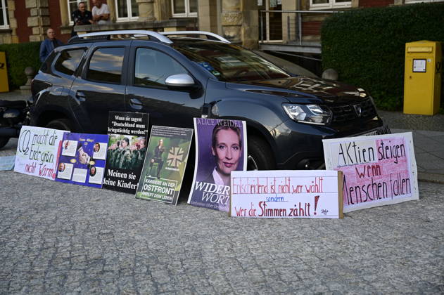 The traditional Monday demonstration in Görlitz, with today’s slogan 1,000 for Görlitz: Together, Peacefully, Visibly, aims to reach the milestone of 1,000 participants at Postplatz. Background: The weekly Monday demonstrations in Görlitz are held under slogans calling for peace, freedom, and Copyright: xMatthiasxWehnertx