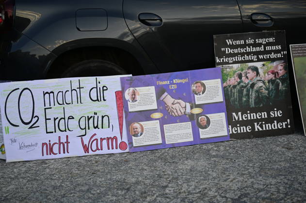 The traditional Monday demonstration in Görlitz, with today’s slogan 1,000 for Görlitz: Together, Peacefully, Visibly, aims to reach the milestone of 1,000 participants at Postplatz. Background: The weekly Monday demonstrations in Görlitz are held under slogans calling for peace, freedom, and Copyright: xMatthiasxWehnertx