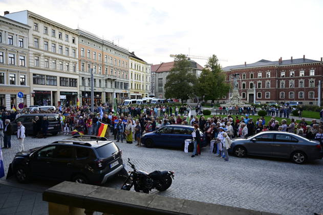 The traditional Monday demonstration in Görlitz, held today under the slogan 1,000 for Görlitz: Together, Peacefully, Visibly, with the stated goal of reaching the milestone of 1,000 participants at Postplatz. Background: The weekly Monday demonstrations in Görlitz are held under slogans call Copyright: xMatthiasxWehnertx