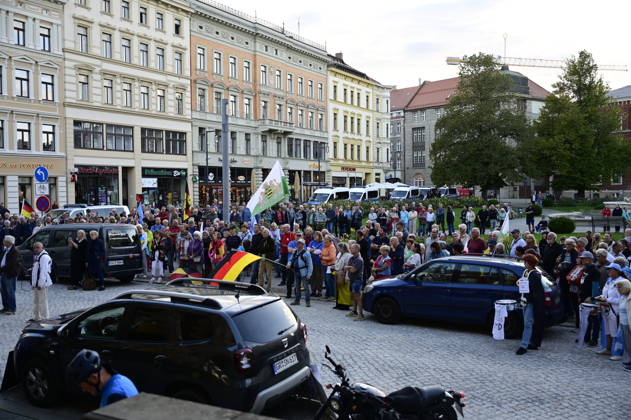The traditional Monday demonstration in Görlitz, held today under the slogan 1,000 for Görlitz: Together, Peacefully, Visibly, with the stated goal of reaching the milestone of 1,000 participants at Postplatz. Background: The weekly Monday demonstrations in Görlitz are held under slogans call Copyright: xMatthiasxWehnertx