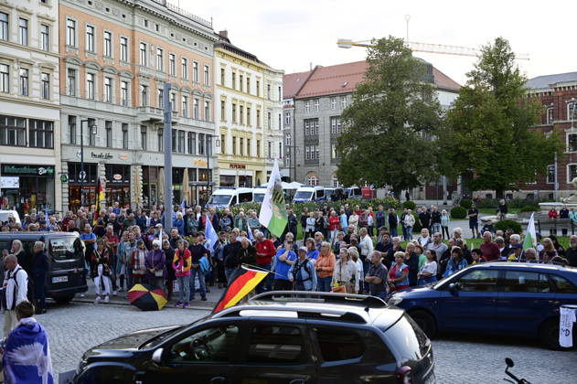 The traditional Monday demonstration in Görlitz, held today under the slogan 1,000 for Görlitz: Together, Peacefully, Visibly, with the stated goal of reaching the milestone of 1,000 participants at Postplatz. Background: The weekly Monday demonstrations in Görlitz are held under slogans call Copyright: xMatthiasxWehnertx
