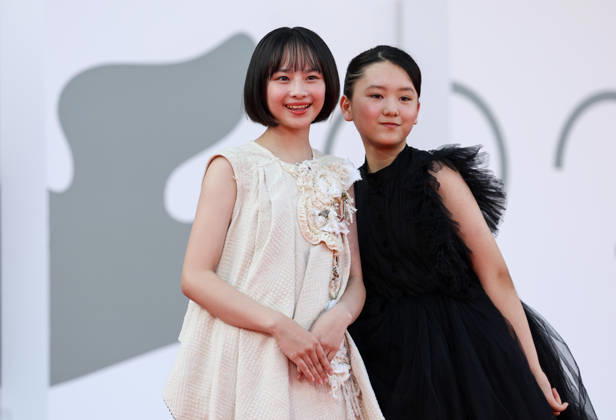 (260907) -- VENICE, Sept. 7, 2026 -- Japanese actress Fuuri Nanase (L) and Rokka Okada of the film Look Back pose at the red carpet before the premiere of the film during the 83rd Venice International Film Festival in Venice, Italy, Sept. 7, 2026. ) ITALY-VENICE-FILM FESTIVAL-LOOK BACK-PREMIERE WangxKaiyan 