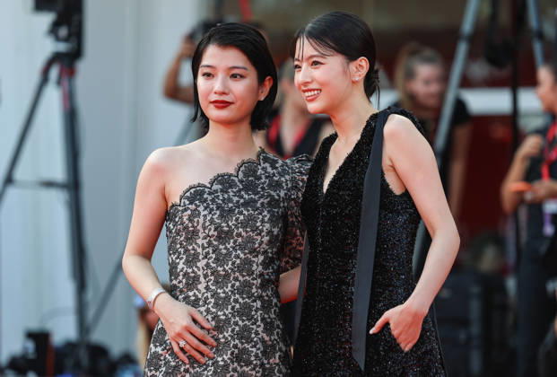 (260907) -- VENICE, Sept. 7, 2026 -- Japanese actress Aju Makita (L) and Natsuki Deguchi of the film Look Back pose at the red carpet before the premiere of the film during the 83rd Venice International Film Festival in Venice, Italy, Sept. 7, 2026. ) ITALY-VENICE-FILM FESTIVAL-LOOK BACK-PREMIERE WangxKaiyan 