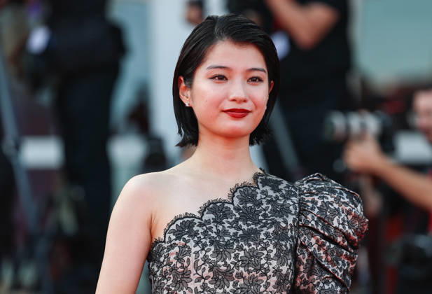 (260907) -- VENICE, Sept. 7, 2026 -- Japanese actress Aju Makita of the film Look Back poses at the red carpet before the premiere of the film during the 83rd Venice International Film Festival in Venice, Italy, Sept. 7, 2026. ) ITALY-VENICE-FILM FESTIVAL-LOOK BACK-PREMIERE WangxKaiyan 