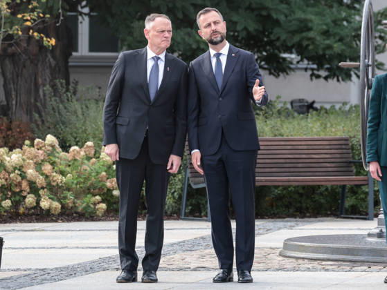 September 7, 2026, Kielce, Poland: Deputy Prime Minister and Minister of Defence of Poland Wladyslaw Kosiniak-Kamysz (R) welcomes Minister of Foreign Affairs of Canada David McGuinty (L). The politicians signed Memorandum of Understanding of bilateral defence cooperation between Canada and Poland. Kielce Poland - ZUMAs197 20260907_aaa_s197_415 Copyright: xDominikaxZarzyckax