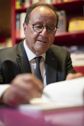 Francois Hollande Book Signing - Paris Former French President Francois Hollande during a book signing for his new book « Unir » in Paris on September 7, 2026. Photo by Eliot Blondet ABACAPRESS.COM Paris France France  Copyright: xBlondetxEliot ABACAx
