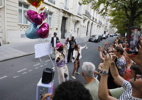 Exclusive: Femi the Scorpion, often known as the bringer of happiness, is spotted outside the Royal Monceau with Celine Dion fans in Paris on September 7, 2026. Marc Ausset Lacroix, Bestimage. Exclusive: Femi the Scorpion, often known as the bringer of happiness, is spotted outside the Royal Monceau with Celine Dion fans in Paris on September 7, 2026  Copyright: xMarcxAussetxLacroixx xBestimagexMarcxAussetxLacroixx xBestimagex
