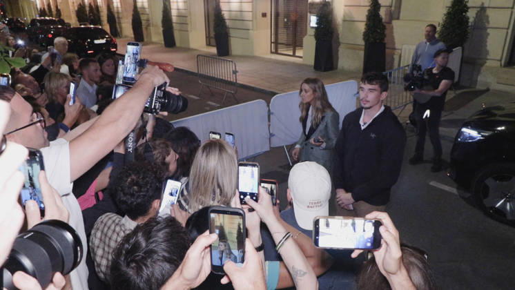 Celine Dion Steals the Show for The Crowd of Fans Gathered Outside Her Hotel - Paris Videograbs - Canadian singer Celine Dion greets, sings, and poses for selfies with hundreds of fans gathered every evening outside her hotel ahead of her 16-date historic residency at Paris La Défense Arena. Paris, France, September 8, 2026. Videograbs by CLPRESS ABACAPRESS.COM Paris Ile-de-France France  Copyright: xCLPRESS ABACAx