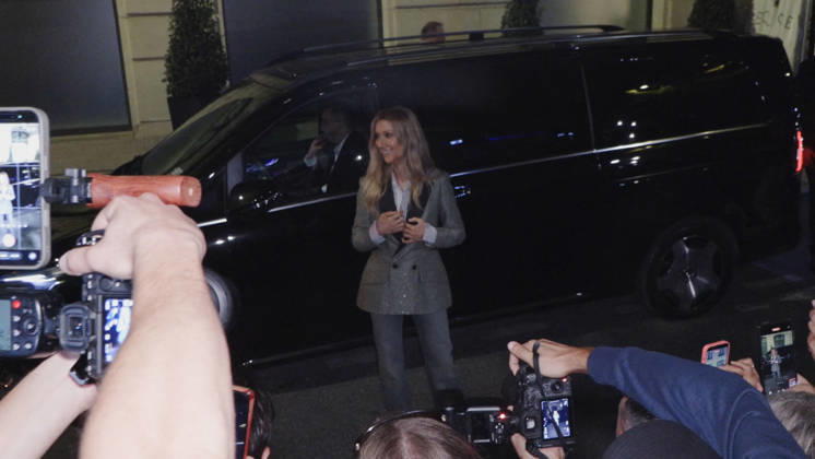 Celine Dion Steals the Show for The Crowd of Fans Gathered Outside Her Hotel - Paris Videograbs - Canadian singer Celine Dion greets, sings, and poses for selfies with hundreds of fans gathered every evening outside her hotel ahead of her 16-date historic residency at Paris La Défense Arena. Paris, France, September 8, 2026. Videograbs by CLPRESS ABACAPRESS.COM Paris Ile-de-France France  Copyright: xCLPRESS ABACAx