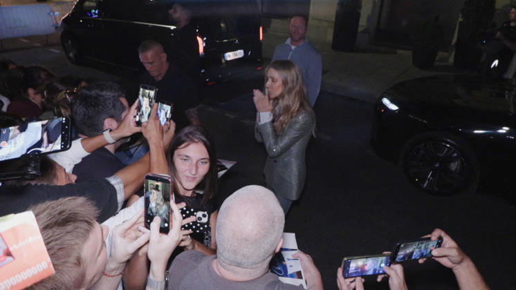 Celine Dion Steals the Show for The Crowd of Fans Gathered Outside Her Hotel - Paris Videograbs - Canadian singer Celine Dion greets, sings, and poses for selfies with hundreds of fans gathered every evening outside her hotel ahead of her 16-date historic residency at Paris La Défense Arena. Paris, France, September 8, 2026. Videograbs by CLPRESS ABACAPRESS.COM Paris Ile-de-France France  Copyright: xCLPRESS ABACAx