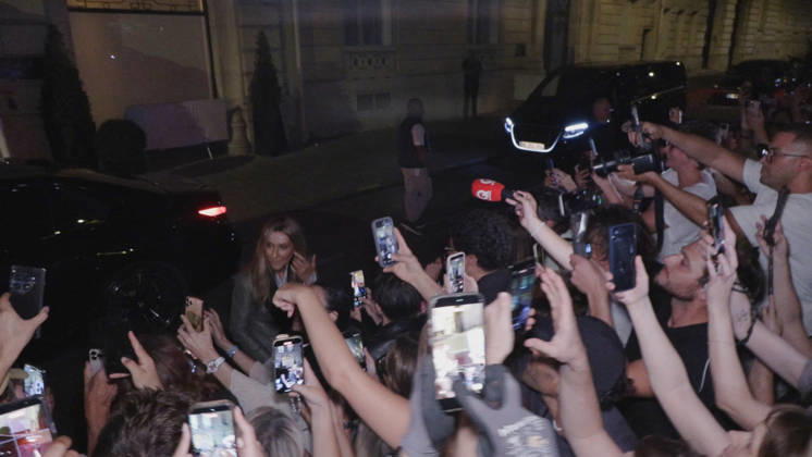 Celine Dion Steals the Show for The Crowd of Fans Gathered Outside Her Hotel - Paris Videograbs - Canadian singer Celine Dion greets, sings, and poses for selfies with hundreds of fans gathered every evening outside her hotel ahead of her 16-date historic residency at Paris La Défense Arena. Paris, France, September 8, 2026. Videograbs by CLPRESS ABACAPRESS.COM Paris Ile-de-France France  Copyright: xCLPRESS ABACAx