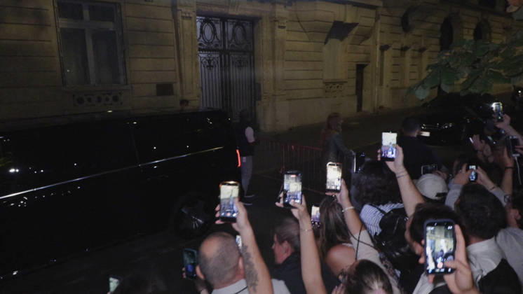 Celine Dion Steals the Show for The Crowd of Fans Gathered Outside Her Hotel - Paris Videograbs - Canadian singer Celine Dion greets, sings, and poses for selfies with hundreds of fans gathered every evening outside her hotel ahead of her 16-date historic residency at Paris La Défense Arena. Paris, France, September 8, 2026. Videograbs by CLPRESS ABACAPRESS.COM Paris Ile-de-France France  Copyright: xCLPRESS ABACAx