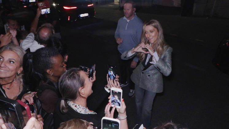 Celine Dion Steals the Show for The Crowd of Fans Gathered Outside Her Hotel - Paris Videograbs - Canadian singer Celine Dion greets, sings, and poses for selfies with hundreds of fans gathered every evening outside her hotel ahead of her 16-date historic residency at Paris La Défense Arena. Paris, France, September 8, 2026. Videograbs by CLPRESS ABACAPRESS.COM Paris Ile-de-France France  Copyright: xCLPRESS ABACAx