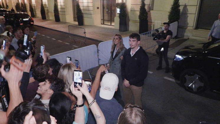 Celine Dion Steals the Show for The Crowd of Fans Gathered Outside Her Hotel - Paris Videograbs - Canadian singer Celine Dion greets, sings, and poses for selfies with hundreds of fans gathered every evening outside her hotel ahead of her 16-date historic residency at Paris La Défense Arena. Paris, France, September 8, 2026. Videograbs by CLPRESS ABACAPRESS.COM Paris Ile-de-France France  Copyright: xCLPRESS ABACAx