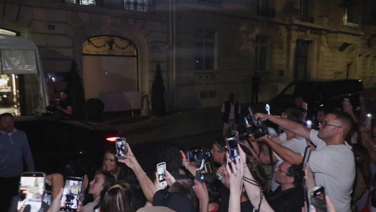 Celine Dion Steals the Show for The Crowd of Fans Gathered Outside Her Hotel - Paris Videograbs - Canadian singer Celine Dion greets, sings, and poses for selfies with hundreds of fans gathered every evening outside her hotel ahead of her 16-date historic residency at Paris La Défense Arena. Paris, France, September 8, 2026. Videograbs by CLPRESS ABACAPRESS.COM Paris Ile-de-France France  Copyright: xCLPRESS ABACAx