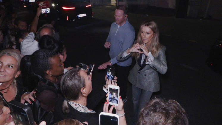 Celine Dion Steals the Show for The Crowd of Fans Gathered Outside Her Hotel - Paris Videograbs - Canadian singer Celine Dion greets, sings, and poses for selfies with hundreds of fans gathered every evening outside her hotel ahead of her 16-date historic residency at Paris La Défense Arena. Paris, France, September 8, 2026. Videograbs by CLPRESS ABACAPRESS.COM Paris Ile-de-France France  Copyright: xCLPRESS ABACAx