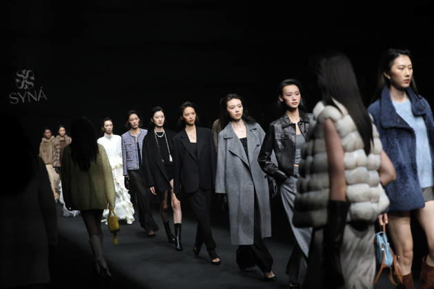 BEIJING, CHINA - SEPTEMBER 07: SYNA brand fashion is displayed on the runway at the 2026 China International Fashion Week (Autumn) on September 7, 2026 in Beijing, China. The event showcases collections from various designers for the upcoming autumn and winter seasons. Copyright: xVCGx 111664998765