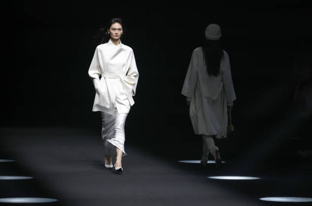 BEIJING, CHINA - SEPTEMBER 07: SYNA brand fashion is displayed on the runway during the China International Fashion Week Fall 2026 on September 7, 2026 in Beijing, China. The event showcases autumn and winter collections from various designers. Copyright: xVCGx 111664998755