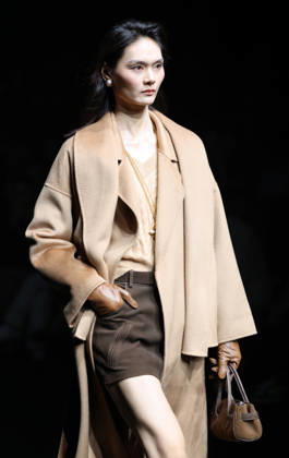 BEIJING, CHINA - SEPTEMBER 07: SYNA brand fashion is displayed on the runway at the 2026 China International Fashion Week Autumn session on September 7, 2026 in Beijing, China. Copyright: xVCGx 111664998744