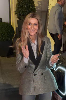 Céline Dion, returning from an intense rehearsal session, takes the time to greet her fans in front of the Royal Monceau Hotel in Paris on September 7, 2026. Lea Vieillot, Bestimage. Céline Dion, back from an intense rehearsal session, takes the time to greet her fans in front of the Royal Monceau hotel in Paris on September 7, 2026, Paris, France  Copyright: xLÃ axVieillot BestimagexLÃ axVieillot Bestimagex