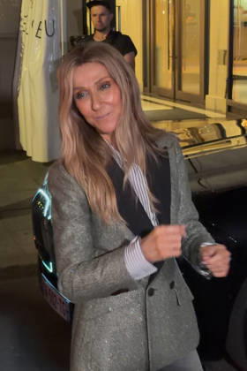 Céline Dion, returning from an intense rehearsal session, takes the time to greet her fans in front of the Royal Monceau Hotel in Paris on September 7, 2026. Lea Vieillot, Bestimage. Céline Dion, back from an intense rehearsal session, takes the time to greet her fans in front of the Royal Monceau hotel in Paris on September 7, 2026, Paris, France  Copyright: xLÃ axVieillot BestimagexLÃ axVieillot Bestimagex