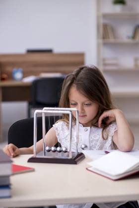 Kleines Mädchen bereitet sich zu Hause auf Prüfungen vor Little girl preparing for exams at home Copyright: imageBROKER ElnurxAmikishiyev ibxiqx18418990.jpg ,model released, Symbolfoto ,property released