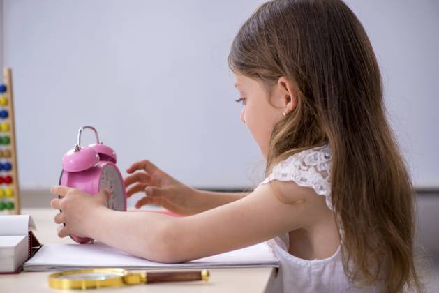 Kleines Mädchen bereitet sich zu Hause auf Prüfungen vor Little girl preparing for exams at home Copyright: imageBROKER ElnurxAmikishiyev ibxiqx18419073.jpg ,model released, Symbolfoto ,property released