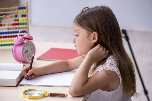 Kleines Mädchen bereitet sich zu Hause auf Prüfungen vor Little girl preparing for exams at home Copyright: imageBROKER ElnurxAmikishiyev ibxiqx18419567.jpg ,model released, Symbolfoto ,property released