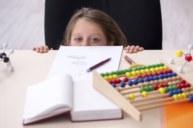 Kleines Mädchen bereitet sich zu Hause auf Prüfungen vor Little girl preparing for exams at home Copyright: imageBROKER ElnurxAmikishiyev ibxiqx18419775.jpg ,model released, Symbolfoto ,property released