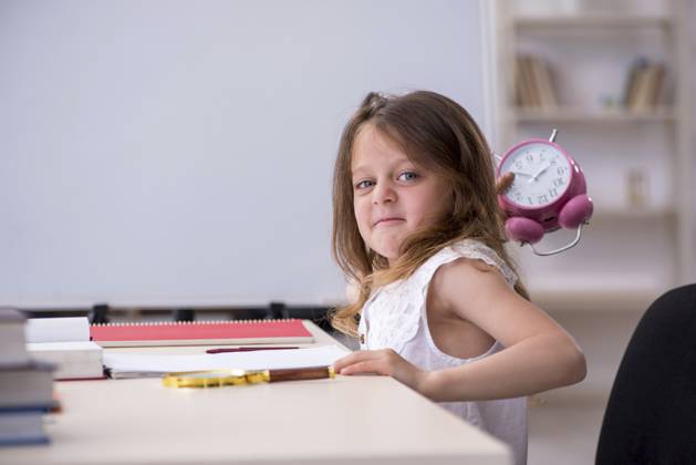 Kleines Mädchen bereitet sich zu Hause auf Prüfungen vor Little girl preparing for exams at home Copyright: imageBROKER ElnurxAmikishiyev ibxiqx18419826.jpg ,model released, Symbolfoto ,property released