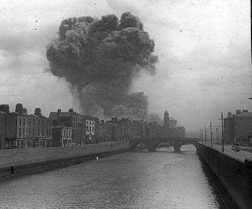 RECORD DATE NOT STATED Explosion at the Four Courts. The battle of Dublin: The image shows an Explosion at the Four Courts, during the Irish Civil War 1922. Editorial use only. All other uses to be cleared with the copyright owner (World History Archive), in advance., WHA_051_0772.jpg, Irish Civil War; Battle of Dublin; Four Courts; Irish War of Independence legacy; Irish Free State; Anti-Treaty forces; Pro-Treaty forces; 1922; Dublin history; Irish political violence; Civil conflict in Ireland; Irish revolutionary period; Military history of Ireland; Urban combat; British withdrawal aftermath; Michael Collins; Arthur Griffith; Collins?de Valera split; Treaty debate; National Army; Four Courts Barracks; Dublin uprising; Irish state formatio Copyright: xWorldxHistoryxArchivex