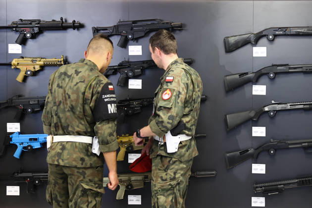 34th International Defence Industry Exhibition in Poland KIELCE, POLAND - SEPTEMBER 8: Visitors look at guns during the 34th International Defence Industry Exhibition (MSPO) in Kielce, Poland, on September 8, 2026. Jakub Porzycki Anadolu Kielce Poland. Editorial use only. Please get in touch for any other usage.  Copyright: x2026xAnadoluxJakubxPorzyckix
