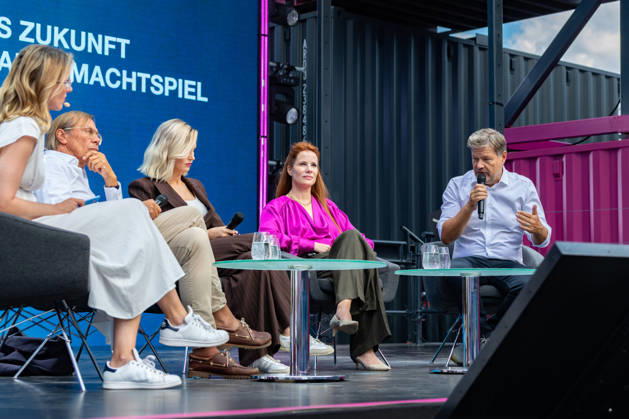 DIGITAL X 2026 im Rheinauhafen Köln - 08.09.26 Vorsitzende des Deutschen Ethikrats a. D., Professorin für Ethik in der Medizin (TUM) Prof. Dr. Alena BUYX, Direktor der FUTURZWEI. Stiftung Zukunftsfähigkeit Prof. Dr. Harald WELZER, Unternehmerin und Investorin, Jurorin Die Höhle der Löwen Janna ENSTHALER, Research Director am NATO Defense College Rom Dr. Florence GAUB und Bundestagsabgeordneter, ehemaliger Bundeswirtschaftsminister und Vizekanzler Robert HABECK (Bündnis 90 Die Grünen) - Besucherinnen und Besucher informieren sich bei der DIGITAL X 2026, der jährlichen Digitalisierungsveranstaltung der Deutschen Telekom, im Rheinauhafen in Köln. Unter dem Motto Navigate What s Next dreht sich alles um Künstliche Intelligenz, Copyright: xMarcxJohnx