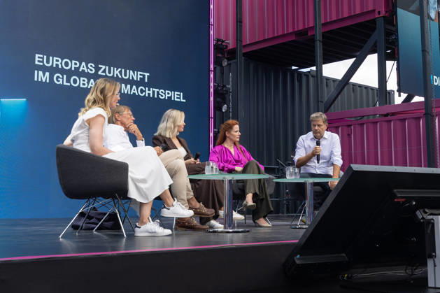 DIGITAL X 2026 im Rheinauhafen Köln - 08.09.26 Vorsitzende des Deutschen Ethikrats a. D., Professorin für Ethik in der Medizin (TUM) Prof. Dr. Alena BUYX, Direktor der FUTURZWEI. Stiftung Zukunftsfähigkeit Prof. Dr. Harald WELZER, Unternehmerin und Investorin, Jurorin Die Höhle der Löwen Janna ENSTHALER, Research Director am NATO Defense College Rom Dr. Florence GAUB und Bundestagsabgeordneter, ehemaliger Bundeswirtschaftsminister und Vizekanzler Robert HABECK (Bündnis 90 Die Grünen) - Besucherinnen und Besucher informieren sich bei der DIGITAL X 2026, der jährlichen Digitalisierungsveranstaltung der Deutschen Telekom, im Rheinauhafen in Köln. Unter dem Motto Navigate What s Next dreht sich alles um Künstliche Intelligenz, Copyright: xMarcxJohnx