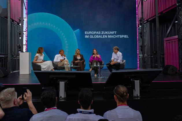 DIGITAL X 2026 im Rheinauhafen Köln - 08.09.26 Vorsitzende des Deutschen Ethikrats a. D., Professorin für Ethik in der Medizin (TUM) Prof. Dr. Alena BUYX, Direktor der FUTURZWEI. Stiftung Zukunftsfähigkeit Prof. Dr. Harald WELZER, Unternehmerin und Investorin, Jurorin Die Höhle der Löwen Janna ENSTHALER, Research Director am NATO Defense College Rom Dr. Florence GAUB und Bundestagsabgeordneter, ehemaliger Bundeswirtschaftsminister und Vizekanzler Robert HABECK (Bündnis 90 Die Grünen) - Besucherinnen und Besucher informieren sich bei der DIGITAL X 2026, der jährlichen Digitalisierungsveranstaltung der Deutschen Telekom, im Rheinauhafen in Köln. Unter dem Motto Navigate What s Next dreht sich alles um Künstliche Intelligenz, Copyright: xMarcxJohnx