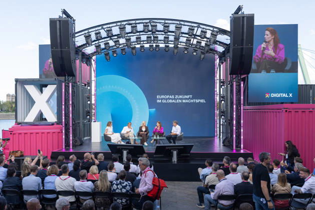 DIGITAL X 2026 im Rheinauhafen Köln - 08.09.26 Vorsitzende des Deutschen Ethikrats a. D., Professorin für Ethik in der Medizin (TUM) Prof. Dr. Alena BUYX, Direktor der FUTURZWEI. Stiftung Zukunftsfähigkeit Prof. Dr. Harald WELZER, Unternehmerin und Investorin, Jurorin Die Höhle der Löwen Janna ENSTHALER, Research Director am NATO Defense College Rom Dr. Florence GAUB und Bundestagsabgeordneter, ehemaliger Bundeswirtschaftsminister und Vizekanzler Robert HABECK (Bündnis 90 Die Grünen) - Besucherinnen und Besucher informieren sich bei der DIGITAL X 2026, der jährlichen Digitalisierungsveranstaltung der Deutschen Telekom, im Rheinauhafen in Köln. Unter dem Motto Navigate What s Next dreht sich alles um Künstliche Intelligenz, Copyright: xMarcxJohnx
