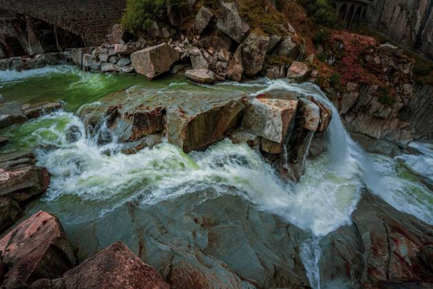 Creative Highlights World Blick auf die Schöllenenschlucht in den Schweizer Alpen View of the Schöllenen gorge in the Swiss Alps Copyright: imageBROKER BernhardxKlar ibxiqx18455221.jpg