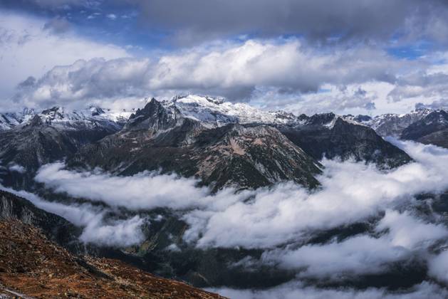 Creative Highlights World Schweizer Alpenlandschaft mit schneebedeckten Gipfeln, umgeben von Wolken Swiss alpine landscape with snow-covered peaks surrounded by clouds Copyright: imageBROKER BernhardxKlar ibxiqx18455917.jpg
