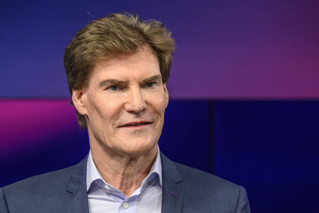 from left: Carsten Maschmeyer, entrepreneur, GER, Berlin, studio, guest on Maischberger, political talk show, TV, program, with host Sandra Maischberger, Das Erste, from Adlershof, Am Studio 20, September 8, 2026, Copyright: HMBxMedia UwexKoch