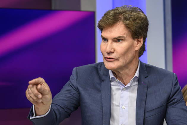 From left: Carsten Maschmeyer, entrepreneur, demonstrates, explains, GER, Berlin, studio, guest on – Maischberger, political talk show, TV, program, hosted by – Sandra Maischberger, Das Erste, from Adlershof – At Studio 20, September 8, 2026, Copyright: HMBxMedia UwexKoch