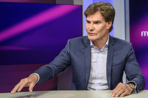 From left: Carsten Maschmeyer, entrepreneur, demonstrates, explains, GER, Berlin, studio, guest on – Maischberger, political talk show, TV, program, hosted by – Sandra Maischberger, Das Erste, from Adlershof – At Studio 20, September 8, 2026, Copyright: HMBxMedia UwexKoch