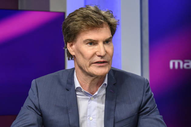 From left: Carsten Maschmeyer, entrepreneur, demonstrates, explains, GER, Berlin, studio, guest on – Maischberger, political talk show, TV, program, hosted by – Sandra Maischberger, Das Erste, from Adlershof – At Studio 20, September 8, 2026, Copyright: HMBxMedia UwexKoch
