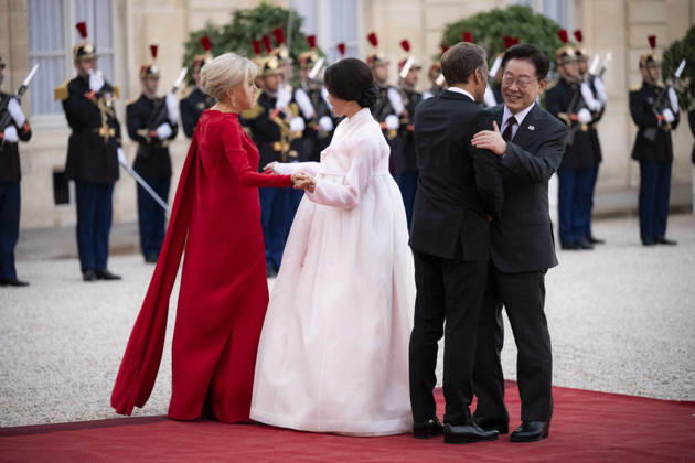 French State dinner for South Korea s President - Paris France s President Emmanuel Macron and his wife Brigitte Macron welcome South Korea s President Lee Jae Myung and his wife Kim Hye Kyung before for a State dinner organised by France s President Emmanuel Macron for South Korea s President Lee Jae Myung at the Elysee Presidential Palace, in Paris on September 8, 2026.Photo by Eliot Blondet ABACAPRESS.COM Paris France France  Copyright: xBlondetxEliot ABACAx